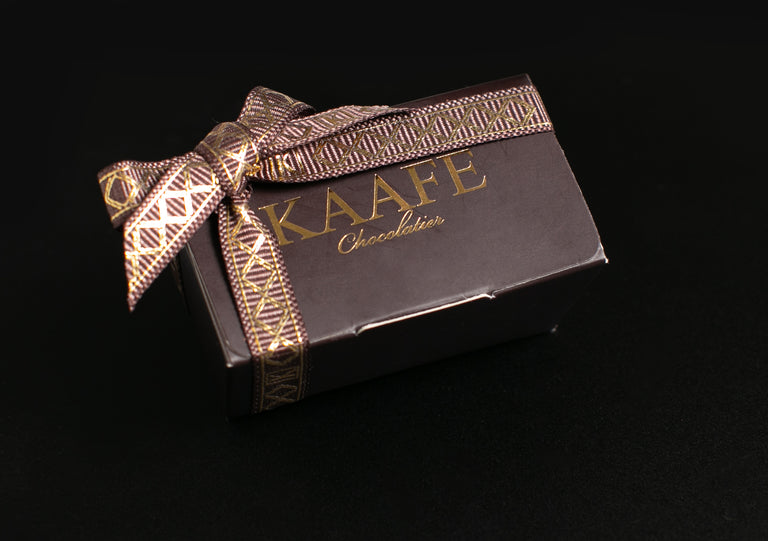 paperboard white 2 piece chocolate - بان كيك بصلصة الشوكولاتة