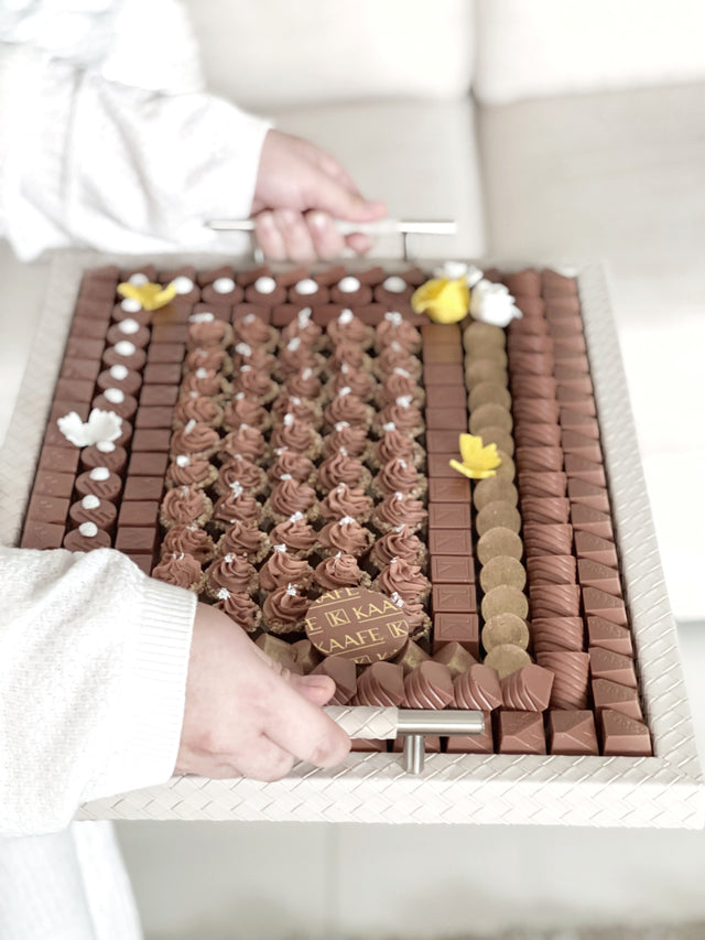 Bottega leather tray with chocolate - صينية جلد بوتيغا مع شوكولاتة