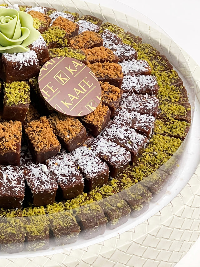 leather round tray with Dates -صينية جلد دائرية بالتمر