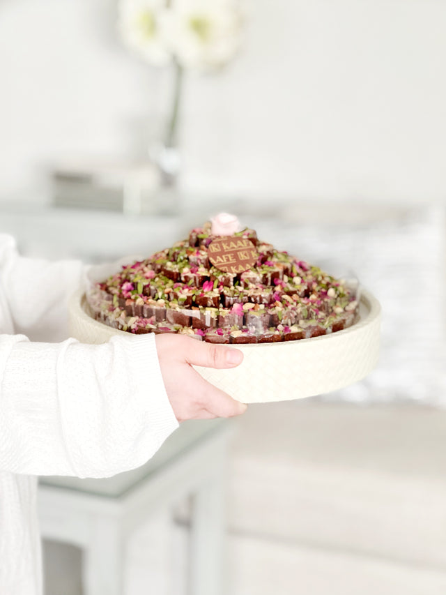 leather round tray with Dates & sauce