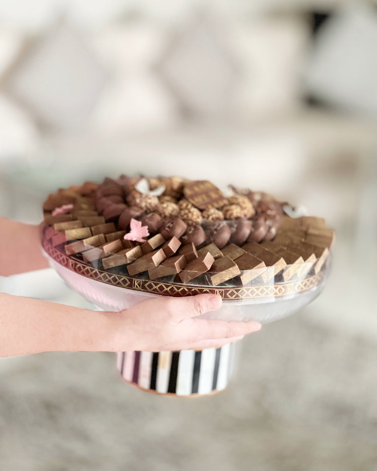 Mother of pearl stand with chocolate   ستاند عرق اللؤلؤ مع الشوكولاتة