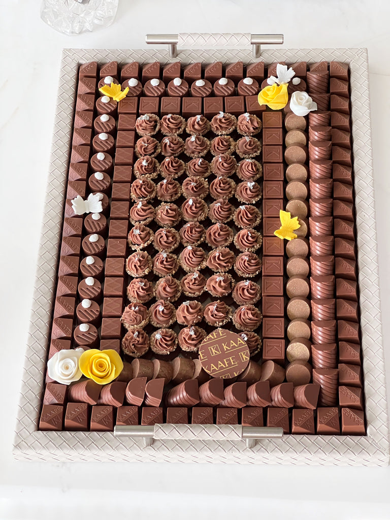 Bottega leather tray with chocolate - صينية جلد بوتيغا مع شوكولاتة