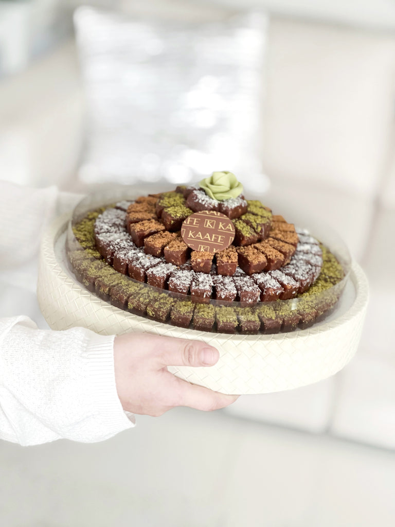leather round tray with Dates -صينية جلد دائرية بالتمر