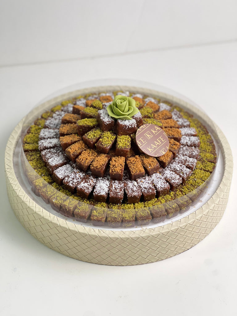 leather round tray with Dates -صينية جلد دائرية بالتمر