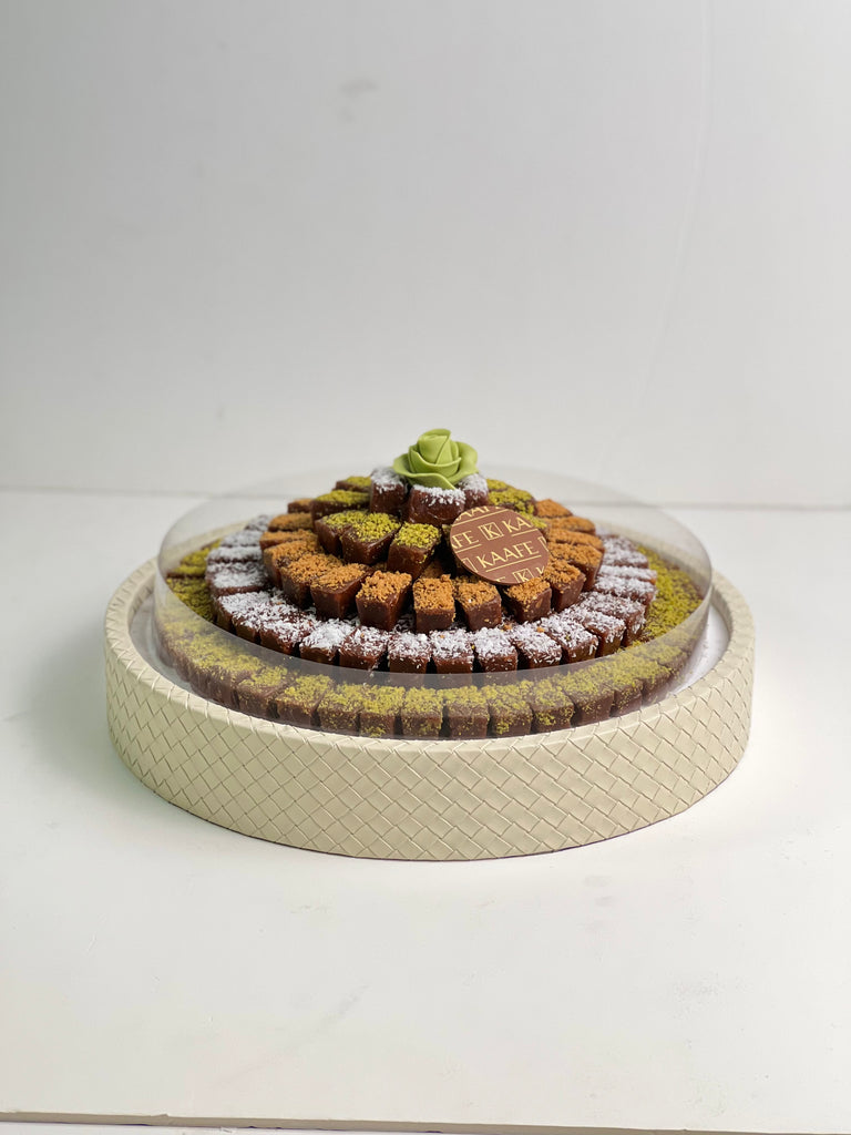 leather round tray with Dates -صينية جلد دائرية بالتمر