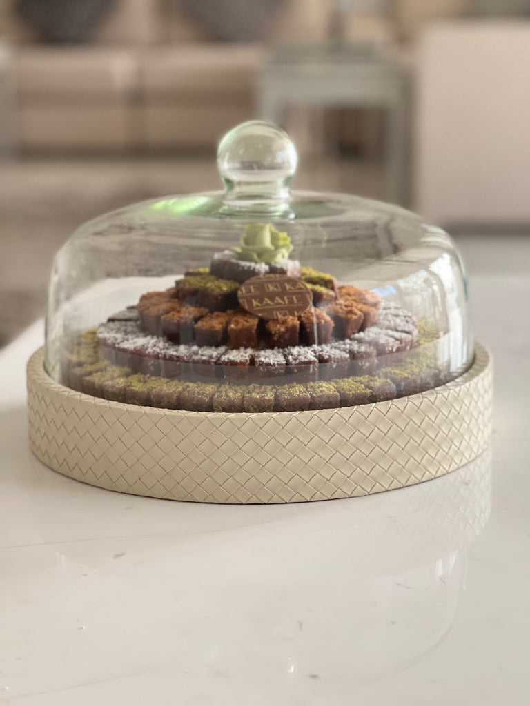leather round tray with Dates -صينية جلد دائرية بالتمر
